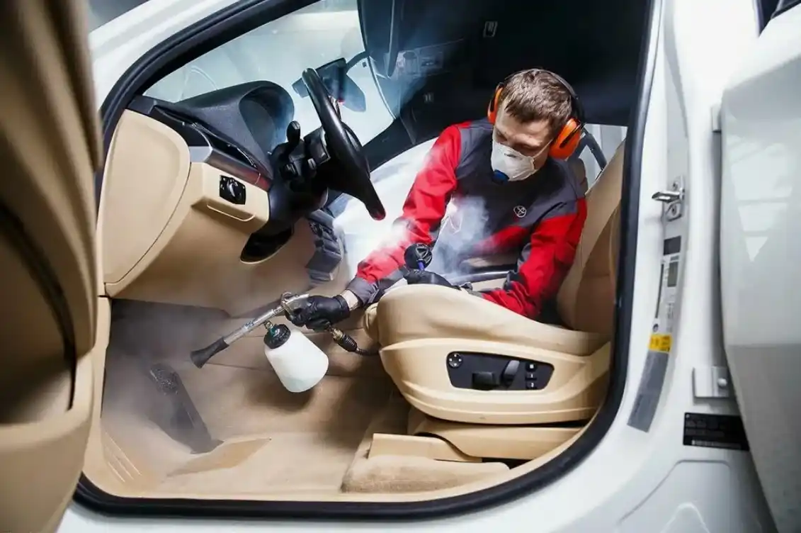 Aplicação de produto em banco de couro